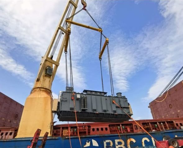 Levage d'un transformateur à bord — chartering et colis lourds STTOCLOG
